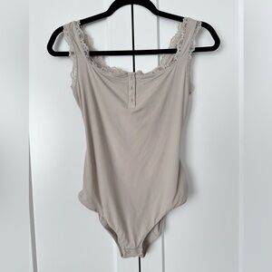 SKIMS Lace Trim Taupe Bodysuit Sz M buttons in the front